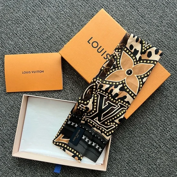 Louis Vuitton Elegant Black and Gold Scarf - Picture 2 of 4